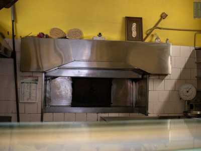 ...ci ritroviamo cos� in un piccolo ambiente in cui domina la bocca del forno